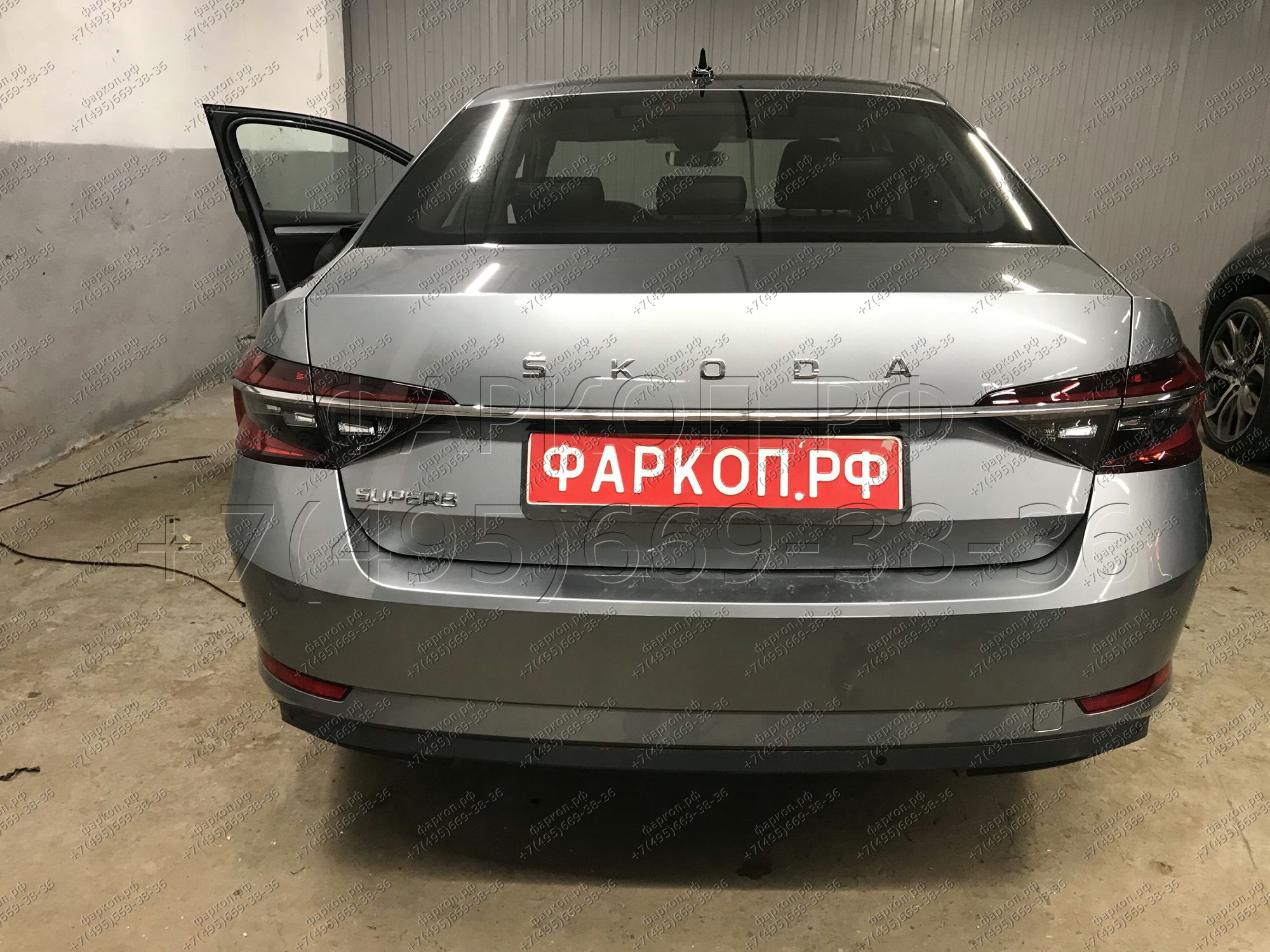 Фаркоп на Skoda Superb седан/универсал 2014-2024, Volkswagen Passat седан/универсал, включая Alltrack 2015-2022. Вертикальное быстросъемное крепление шара (на ключе). Невидимый вырез в бампере. Нагрузки 2200/100 кг, масса фаркопа 16 кг